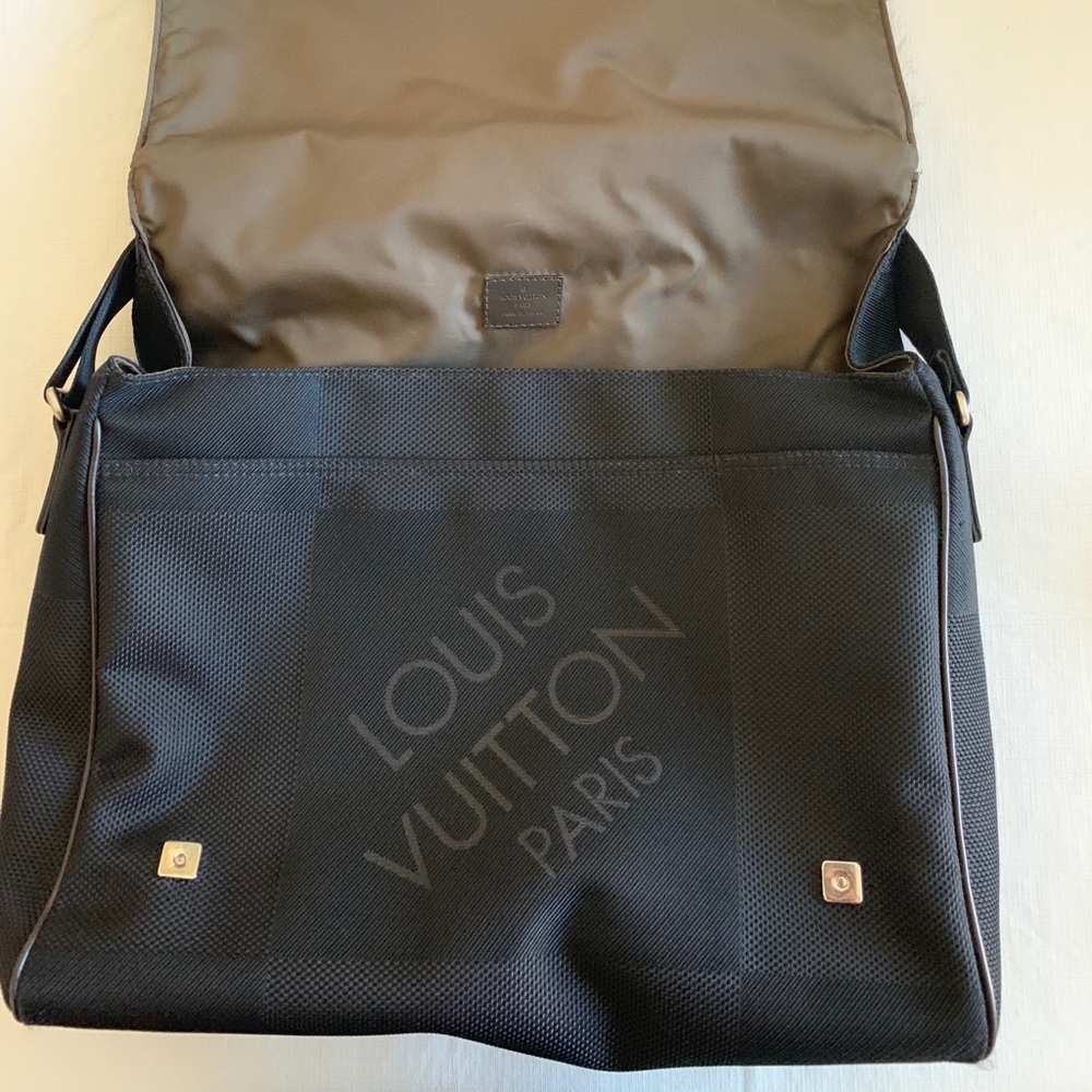 Louis Vuitton Damier Geant Messenger Bag - Picture 2 of 8